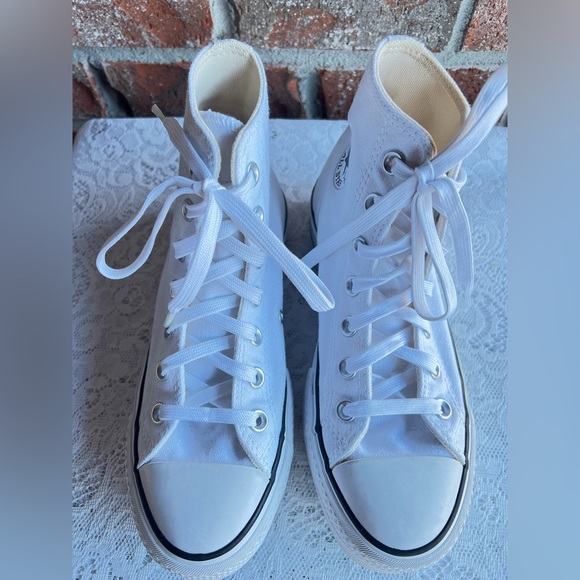 Converse Chuck Taylor All Star Lift
Platform High-Top sneakers in white. Size 6 - Picture 3 of 8